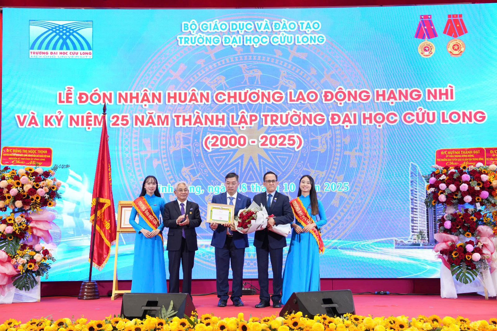 ຄະນະຜູ້ແທນ ສປປ ລາວ ເຂົ້າຮ່ວມພິທີສະເຫຼີມສະຫຼອງການສ້າງຕັ້ງ ມະຫາວິທະຍາໄລກິ້ວລ່ອງ ຄົບຮອບ 25 ປີ ທີ່ແຂວງ ວິ້ງລອງ ສສ ຫວຽດນາມ