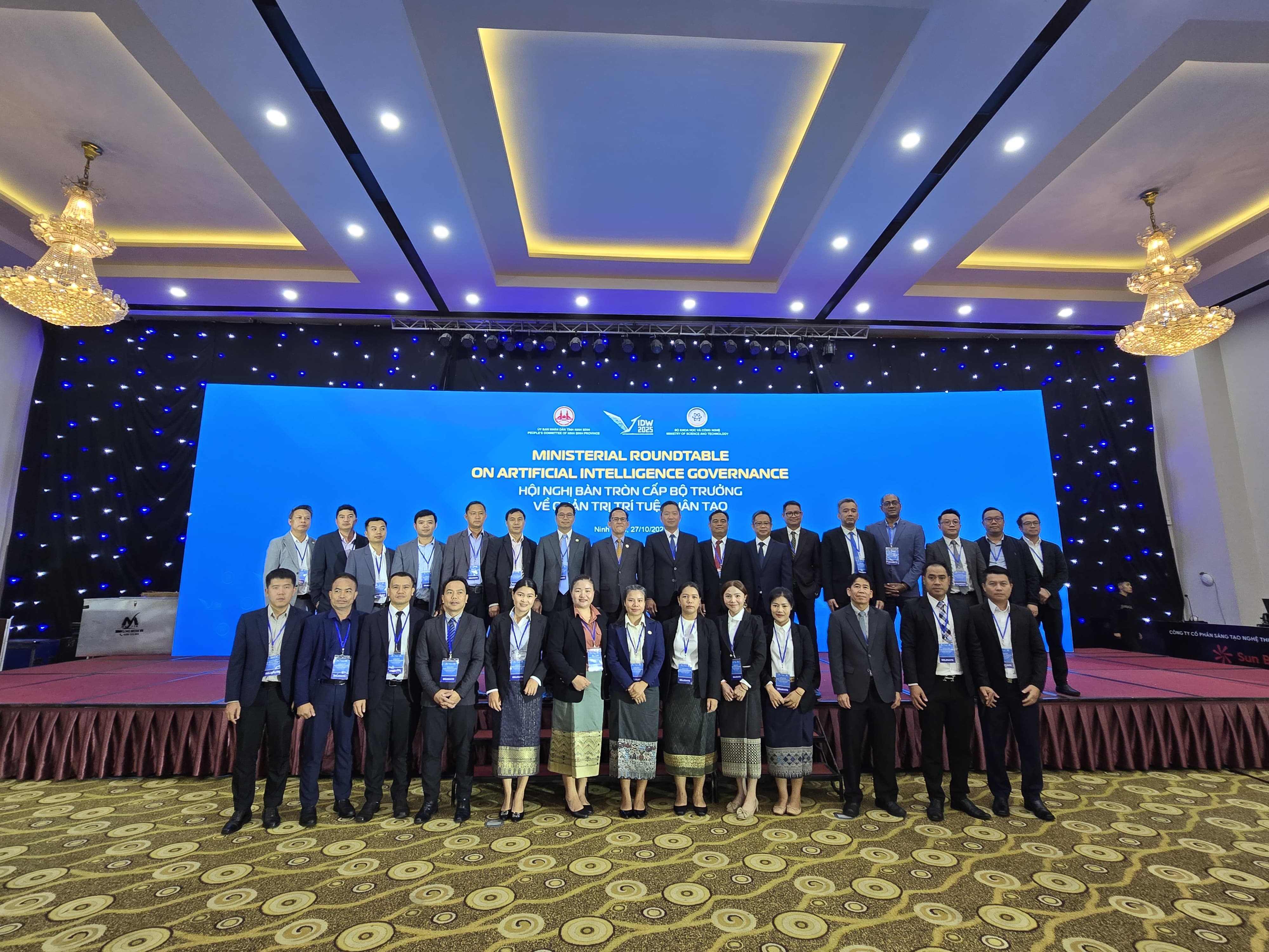 ຮອງລັດຖະມົນຕີ ກຕສ ພ້ອມດ້ວຍຄະນະ ເຂົ້າຮ່ວມງານສັບປະດາດິຈິຕອນສາກົນຫວຽດນາມ ປີ 2025 ແລະ ກອງປະຊຸມໂຕະມົນລະດັບລັດຖະມົນຕີ ກ່ຽວກັບ ການຄຸ້ມຄອງປັນຍາປະດິດ