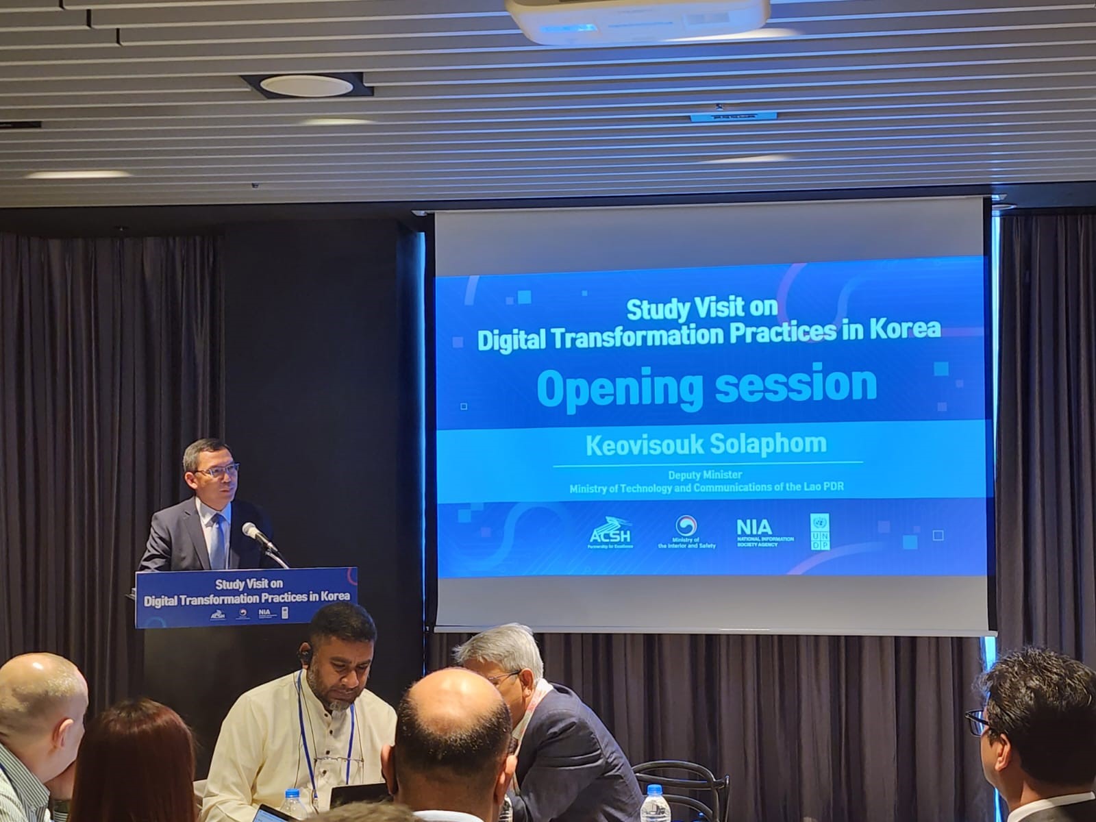 ຮອງລັດຖະມົນຕີ ກຕສ ເຂົ້າຮ່ວມກອງປະຊຸມ AI-Driven Governance