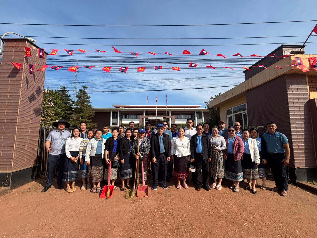 ອອກແຮງງານລວມ ເພື່ອຕ້ອນຮັບວັນຊາດທີ 2 ທັນວາ ຄົບຮອບ 50 ປີ