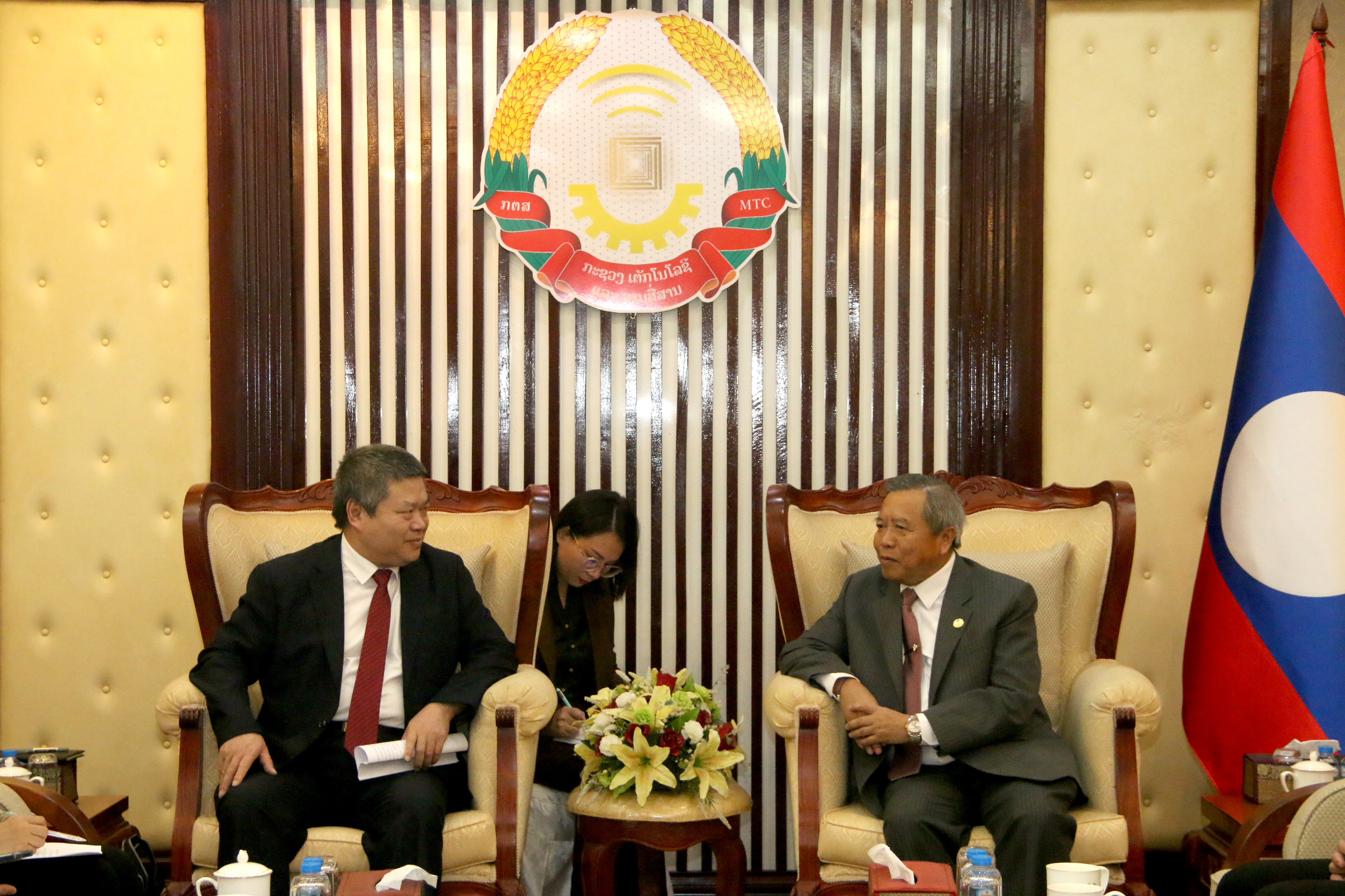 ລັດຖະມົນຕີ ກຕສ ຕ້ອນຮັບການເຂົ້າຢ້ຽມຂໍ່ານັບຂອງຄະນະຜູ້ແທນ ສະຖາບັນວິທະຍາສາດສັງຄົມ ແຂວງ ກວາງຊີ ສປ ຈີນ