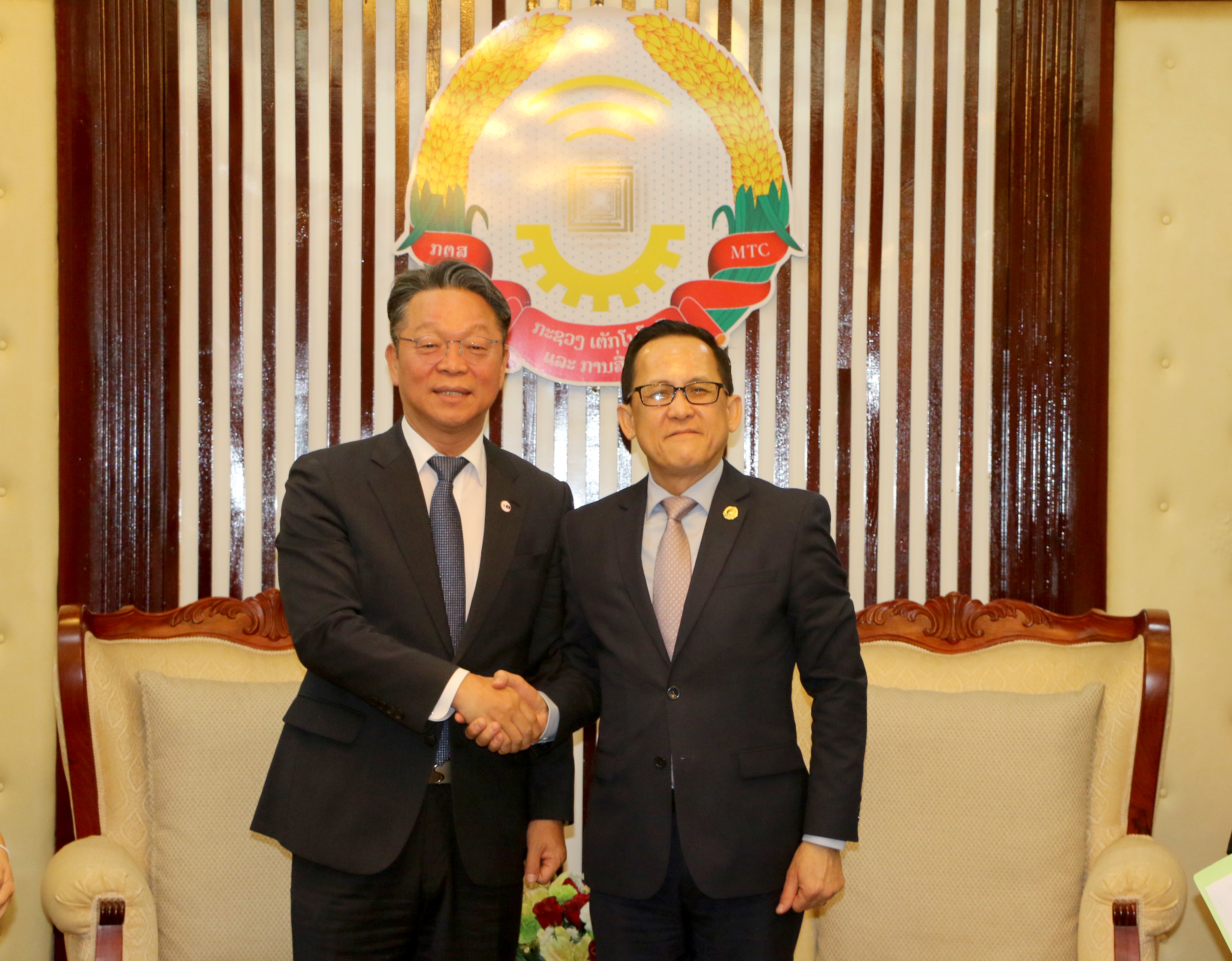 ລັດຖະມົນຕີ ກຕສ ຕ້ອນຮັບການເຂົ້າຢ້ຽມຂໍ່ານັບຂອງທ່ານເອກອັກຄະລັດຖະທູດ ສ. ເກົາຫຼີ