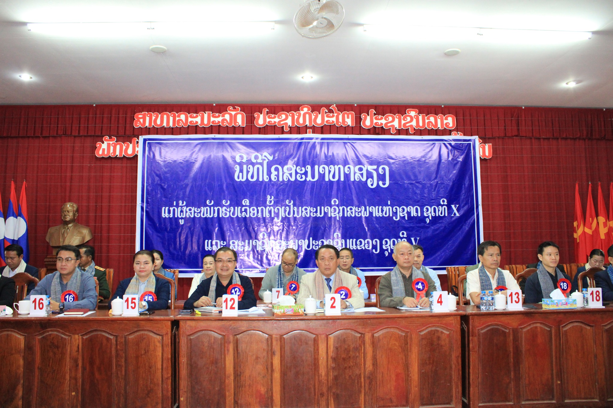 ຜູ້ສະໝັກຮັບເລືອກຕັ້ງສະມາຊິກສະພາແຫ່ງຊາດ ຊຸດທີ X ແລະ ສະມາຊິກສະພາປະຊາຊົນແຂວງ ຊຸດທີ V ລົງເຄື່ອນໄຫວພົບປະຜູ້ມີສິດເລືອກຕັ້ງ ຢູ່ເມືອງສອງຄອນ, ກອງພັນທະຫານຮາບທີ 4 ແລະ ເມືອງທ່າປາງທອງ