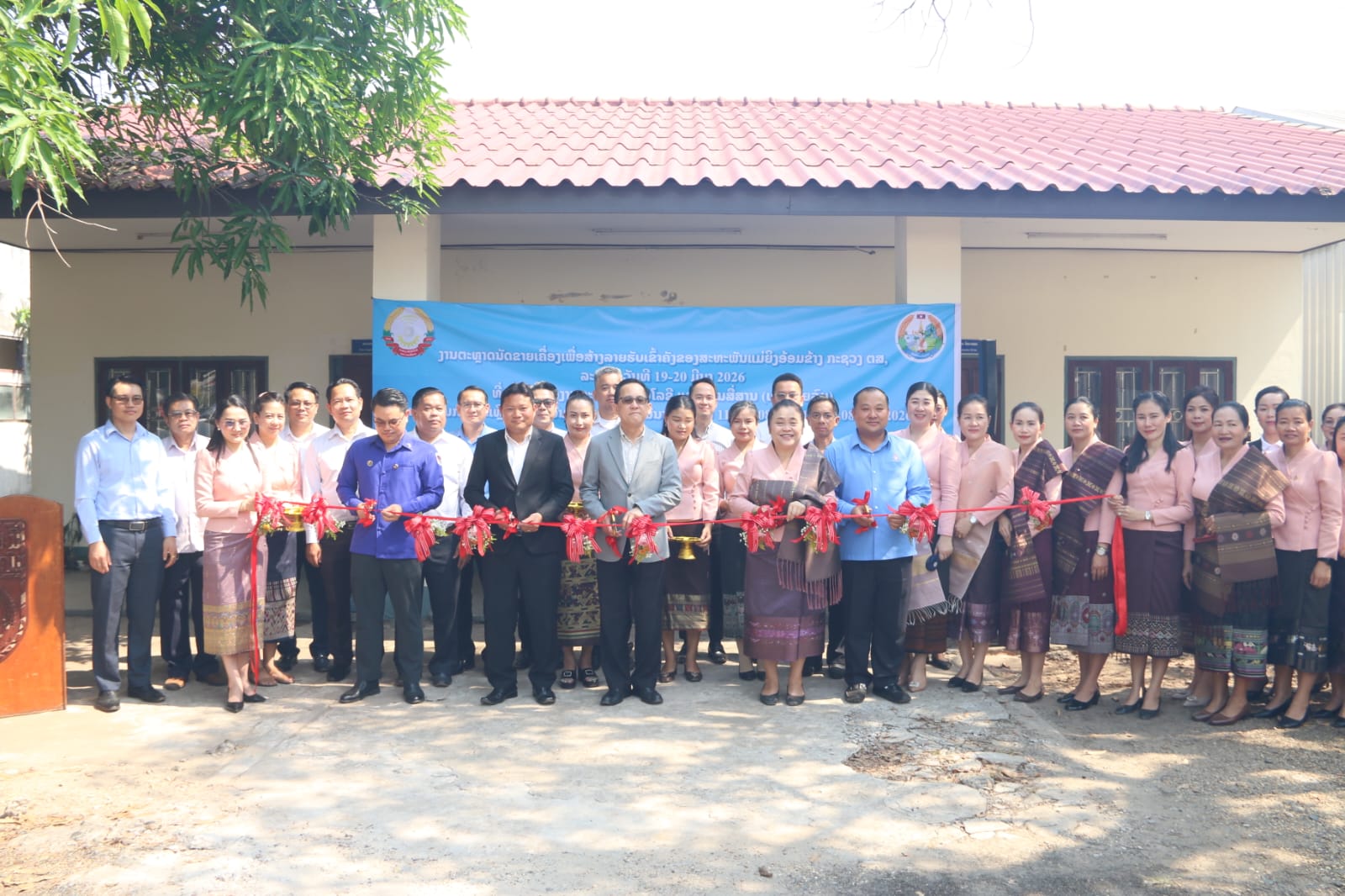 ພິທີເປີດງານຕະຫຼາດນັດຂາຍເຄື່ອງ ເພື່ອສ້າງລາຍຮັບເຂົ້າຄັງຂອງສະຫະພັນແມ່ຍິງອອ້ມຂ້າງ ກຕສ