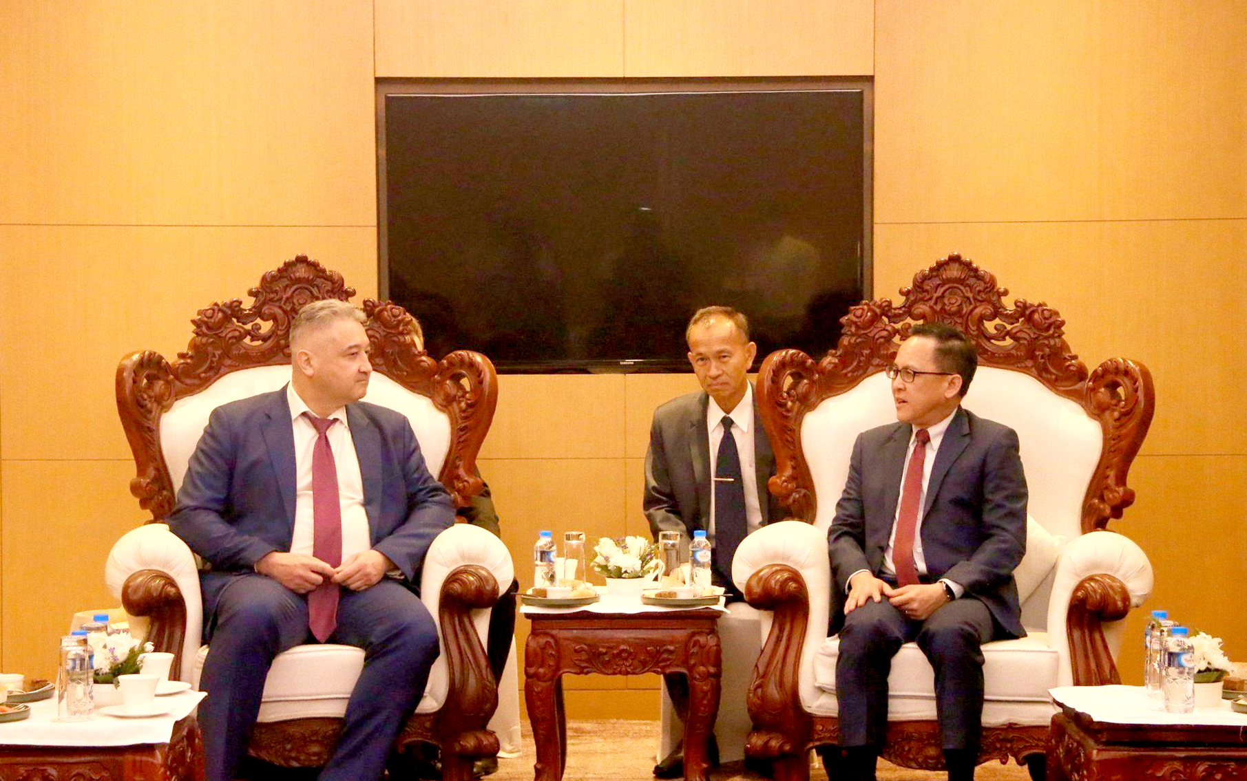 ທ່ານ ປອ. ສັນຕິສຸກ ສິມມາລາວົງ ຕ້ອນຮັບການເຂົ້າຢ້ຽມຂໍ່ານັບ ຂອງ ທ່ານ Alexander Shoitov